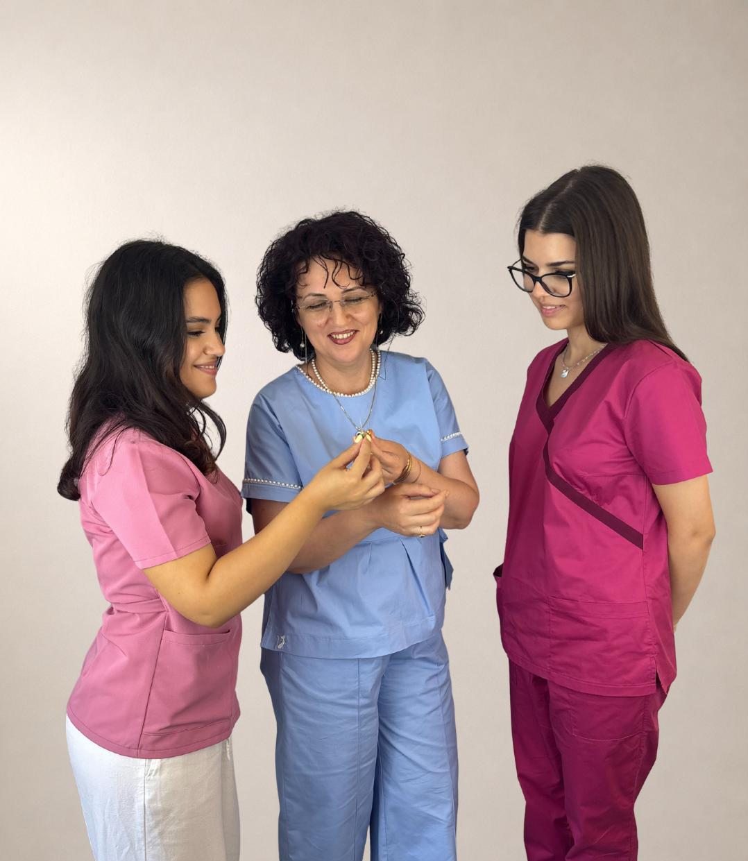 Echipa B.P. Dental Office discutând într-un mediu profesional